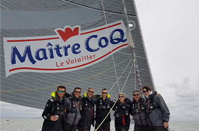 <p>Les salariés de Maître CoQ en visite sur le voilier de Yannick BESTAVEN. LDC 2019</p>
