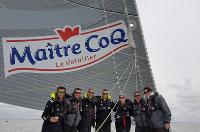 Les salariés de Maître CoQ en visite sur le voilier de Yannick BESTAVEN. (2019)